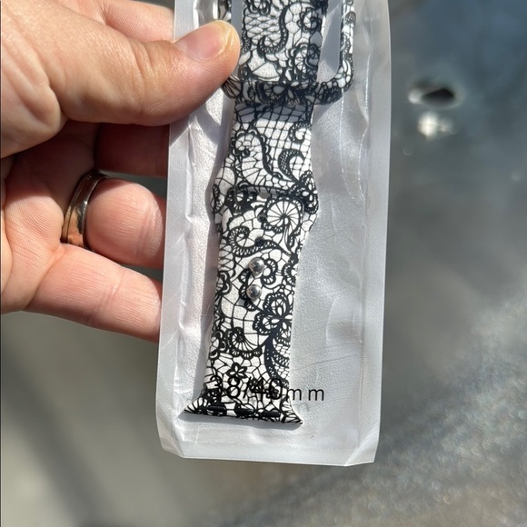 Black and White Paisley Print Soft Silicone Sport Wristband for Apple Watch - Picture 2 of 5